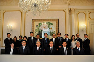 駐英日本国大使公邸での集合写真（前列右から3番目が長嶺新特命全権大使）